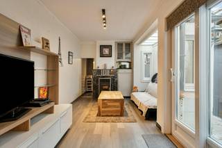 Slimme zet voor starters! Op zoek naar een betaalbare woning met leefruimte, een fijne tuin en al 2 gerenoveerde slaapkamers? De zolder is via een vaste trap klaar om omgebouwd te worden tot een 3e slaapkamer. Kom het ontdekken tijdens de Pre-sale! <br /><br />Deze starterswoning is reeds grotendeels gerenoveerd en de indeling is als volgt:<br />Gelijkvloers: <br />- gezellige leefruimte,<br />- praktische keuken voorzien van frigo, oven en vaatwas. <br />- badkamer met bad/douche en vernieuwd lavabomeubel<br />- een handige polyvalente ruimte, ideaal als thuiskantoor, speelhoek of extra berging. <br /><br />1e verdieping: <br />-2 ruime, reeds gerenoveerde slaapkamers. <br /><br />2e verdieping:<br />- volwaardige zolderverdieping mét vaste trap. Met minimale moeite maak je hier een fantastische hobbyruimte of 3e slaapkamer van. <br /><br />Deze eigendom wordt aangeboden via Pre-sale. Bezoeken aan deze eigendom vinden plaats op dinsdag 3 november en donderdag 5 november. Ook op zaterdag 7 november is er een finale bezoekmogelijkheid. Bij verdere interesse kan je een vast en onvoorwaardelijk bod uitbrengen tegen zaterdag 7 november om 12u. De vermelde prijs is een lanceerprijs. <br /><br />Interesse? Vraag snel een bezoek aan voor deze unieke kans via www.dewaele.com of bel Cléo 0472 18 39 96!<br /><br />De eigendom wordt aangeboden via de Pre-sale formule. Op 07/11/2026 tussen 10:00 en 12:00 kan u het huis op afspraak komen bezichtigen en een bod uitbrengen. De vermelde prijs is een instelprijs. Voor meer info, gelieve contact op te nemen met de dossierverantwoordelijke.<br /><br />Dit pand is onderworpen aan de renovatieverplichting van de Vlaamse overheid voor residentiële gebouwen (behoudens bij sloop binnen 5 jaar na de aankoop). Consulteer voor meer informatie de website van het Vlaams Energie- en Klimaatagentschap via https://www.vlaanderen.be/een-woning-kopen/renovatieverplichting-voor-residentiele-gebouwen<br /><br />Bestuursmaatregelen in het maatregelenregister: nee
