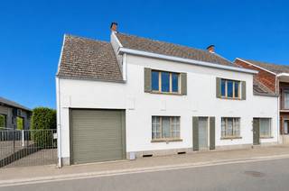 Ben jij op zoek naar een ruime woning met heel wat mogelijkheden? Deze mooie woning heeft maar liefst 287 m2 bewoonbare ruimte, met de mogelijkheid om nog met 96m2 uit te breiden op zolder en is gelegen op een perceel van 13a 47ca met vrij uitzicht over het achtergelegen landelijk groen. De buitenruimte en terrassen zijn een oase van rust waar je ten volle kan genieten en ontspannen.<br />Er is een grote inkomruimte, waar eventueel plaats is voor het maken van een afzonderlijk bureau. Aansluitend is de tussenruimte met trap, vestiarie en eetruimte met zicht op de tuin en kom je in de grote lichtrijke leefruimte met zit- en eethoek. Vervolgens is een afzonderlijk, geïstalleerde keuken met toegang tot de grote veranda. Op het gelijkvloers is daarnaast een wasruimte, toilet, en extra plaats voor een eventuele tweede badkamer of berging. De grote garage is voorzien van een sectionale poort en cv-ruimte. Hierboven is een zolder, ideaal voor extra opslag of zelfs toekomstige slaapkamer. <br />Op de eerste verdieping zijn 4 slaapkamers en een badkamer met douche, toilet, dubbele lavabo en plaats voor ligbad. De zolderverdieping biedt nog heel wat mogelijkheden voor inrichting en kan verbonden worden met de zolder boven de garage. De 2 droge kelders bieden nog heel wat bergruimte kortbij de keuken.<br />In de tuin bevinden zich nog 2 bergruimtes, een tuinhuis, een schuilstal voor kleine weidedieren en bovendien 3 terrassen, die je kan kiezen naargelang het tijdstip van de dag. Kortom dit is een ideale karaktervolle woning met bovendien goede verbindingen naar Herzele, Ninove en Geraardsbergen en mogelijkheden voor renovatie.<br />Mis deze kans niet om eigenaar te worden van deze droomwoning te Herzele en neem contact op met Kristien: 0475 496218