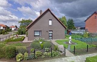 Rustig gelegen in een woonwijk op wandelafstand van het centrum met op het gelijkvloers: inkomhal met trap naar verdieping, apart toilet, living, ingerichte keuken, badkamer en slaapkamer, grote garage met elektrisch bediende poort, ernaast inkom nutsvoorzieningen, ketel CV en aansluitingwasmachine, uitgietbak en pomp voor herbruik regenwater. 
Verdieping met nachthal, 3 slaapkamers en zolderruimte (of ruimte voor dressing)
Buiten: 2 overdekt terrassen: achter de garage en aan het tuinhuis, siertuin en groententuin.
De woning is voorzien van zonnepanelen, is asbestveilig en GEEN renovatieplicht. 
Voor inlichtingen: 0476/ 77 92 91 of mail
Voor een plan in PDF: zie onze website onderaan bij downloads