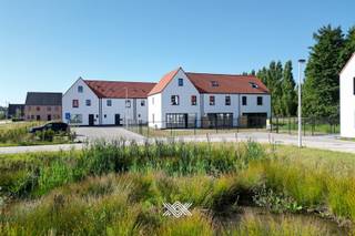 Deze halfopen nieuwbouw woning met 3 slaapkamers en een bewoonbare oppervlakte van 168 m² is gelegen op een perceel van 234,35 m² in de...