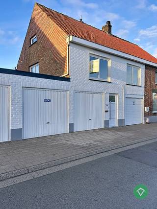 Deze woning, gelegen in De Mokker, bestaat uit: gelijkvloers: inkomhal - berging/stookplaats - garage. Op de eerste verdieping: living - keuken - terras - badkamer - berging/wasplaats - toilet. Op de tweede verdieping: nachthal - 2 slaapkamers. Vrij 1/05/2026. Huurprijs 695 €/mnd.