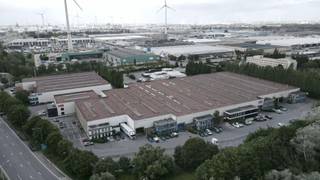 Magazijn Unit A : 1.863m² + kantoor 561m² - Magazijn Unit B : 957m² + kantoor 247m²Gebouwspecificaties Unit A- 2 sectionele poort- Gerenoveerde...