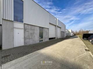 <u><strong>Benaderende AFMETINGEN: </strong></u><br />12m breed x 15,29m diep<br />1 parkeerplaats voor de deur<br /><br /><u><strong>AFWERKING:</strong></u>
<ul>
<li>Stalen constructie met volledige overspanning. </li>
<li>Gevelwanden in ytong</li>
<li>Gepolierde en gewapende betonvloer (15cm)</li>
<li>Geïsoleerd (10cm PIR) plat dak (2 laagse dakverdichting) met centrale lichtstraat (dubbelwandige polycarbonaat platen)</li>
<li>1 geïsoleerde, elektrische sectionaalpoort (h: 4,5m; b: 4m). </li>
<li>Afzonderlijke aluminium inkomdeur met raam, voorzien van aluminium schrijnwerk en hoge rendementsbeglazing. </li>
<li>LED-verlichting</li>
<li>Vrije hoogte van 6,2m (onder de spanten)</li>
</ul>
<br /><u><strong>NUTSVOORZIENINGEN:</strong></u><br />Alle voorzieningen zijn getroffen voor aansluiting van stadswater, elektriciteit (3 x 400V, 32A ), internet. <br />Afzonderlijke tellers<br /><br /><u>* Bijzonderheden:</u><br />- Vermelde prijzen zijn exclusief btw, gemene kosten en onroerende voorheffing.<br />- Onze referentie op <strong>www.centro.be</strong>: <strong>P0492</strong> of contacteer ons op <strong>050 70 01 02</strong>.