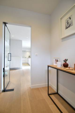 Op zoek naar een thuis waar rust, ruimte en een uitstekende ligging hand in hand gaan? Dan is deze charmante woning in een residentiële en bijzonder kindvriendelijke buurt in Aalbeke zeker een bezoek waard!<br />Bovendien bevindt u zich op korte afstand van winkels, scholen, openbaar vervoer en andere dagelijkse voorzieningen.<br /><br />Indeling als volgt:<br />Bij het betreden van de woning wordt u verwelkomd in een zeer uitnodigende inkomhal, die meteen de warme en verzorgde sfeer van de woning weergeeft.<br />Van hieruit komt u in de gezellige zithoek, die naadloos overgaat in een lichtrijke eetplaats.<br /><br />De praktisch ingerichte keuken vormt het hart van de woning en is uitgerust met de nodige toestellen en voldoende werk- en bergruimte. Dankzij de doordachte indeling kookt u hier in alle comfort, terwijl u in contact blijft met het dagelijkse leven in huis.<br /><br />De woning telt 3 volwaardige slaapkamers, waardoor ze perfect geschikt is voor gezinnen.<br />Verder vindt u op het gelijkvloers een apart gastentoilet en een verzorgde badkamer met douche en een dubbel lavabomeubel.<br /><br />Buiten wordt u verrast door een sfeervol aangelegde tuin waar rust en gezelligheid centraal staan. De vijver zorgt voor een charmant en rustgevend accent, terwijl het aangelegde terras de perfecte plek vormt voor lange zomeravonden, een gezellige barbecue of een rustig koffiemoment in de zon.<br />De praktische tuinberging biedt extra plaats voor tuinmateriaal en fietsen.<br /><br />Ook op vlak van parkeren en bergruimte heeft deze woning heel wat te bieden. Zo is er een inpandige garage met geïntegreerde wasplaats, een dubbele oprit én langs de zijkant van de woning een afgesloten carport.<br /><br />Kortom, een bezoekje waard!<br />EXTRA TROEVEN: zonnepanelen mét certificaten, CV op aardgas, 2 regenputten, ...<br /><br />Onze ref. DEV4953