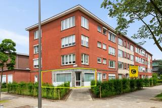 <h2><span>APPARTEMENT LUMINEUX AU REZ-DE-CHAUSSÉE</span></h2><p><span>Ce charmant appartement au rez-de-chaussée est situé dans un petit immeuble avec jardin commun. Grâce à ses nombreuses fenêtres, l'appartement bénéficie d'une lumière naturelle agréable et d'une sensation d'ouverture et d'aération.</span></p><h3><span>Aménagement</span></h3><p><span>Vous entrez dans l'appartement par un espace de vie spacieux et lumineux, suivi d'une cuisine ouverte. La cuisine est entièrement équipée de tous les appareils nécessaires.</span></p><p><span>La chambre à coucher donne un accès direct à la salle de bains, qui dispose d'une douche, d'un lavabo et de toilettes.</span></p><h3><span>Avantages supplémentaires</span></h3><ul><li><span>Bâtiment de petite taille avec des coûts généraux peu élevés </span></li><li><span>Appartement au rez-de-chaussée </span></li><li><span>Beaucoup de lumière naturelle </span></li><li><span>Électricité conforme </span></li><li><span>Jardin commun </span></li><li><span>Disponible par acte notarié </span></li></ul><p><span>Un appartement idéal pour les débutants, les célibataires ou comme investissement.</span></p>