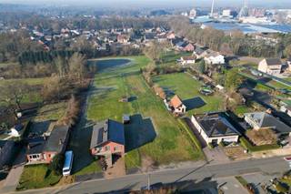 Zuidwestelijk georiënteerd perceel voor halfopen bebouwing van 9a07ca op rustige locatie Omgeving:+ Rustige woonwijk in een groene omgeving+ Talrijke...