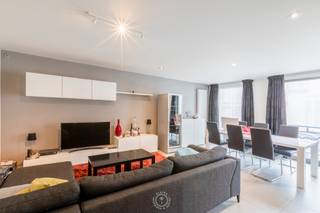 Dit lichtrijke appartement beschikt over een <strong>ruime woonkamer </strong>met open keuken en een annex berging. Er zijn <strong>twee slaapkamers,</strong> een badkamer met dubbele lavabo en douche, en een terras. Het grote pluspunt van dit appartement is zijn <strong>centrale ligging </strong>op wandelafstand van het station, de Grote Markt en tal van winkels. Er is een mogelijkheid tot het huren van een autostaanplaats. <br /><br /><u><strong>Details:</strong></u><br />Huurprijs: €895 per maand<br />Provisie: €100 per maand<br />Autostaanplaats: €55 per maand<br />Beschikbaar vanaf: 01/10/2025<br /><br /><u><strong>Interesse?</strong></u><br />Contacteer Hugo voor een bezoek. Stuur een mail naar <strong>hdb@claves.be</strong> of bel <strong>0475/94.43.07</strong>