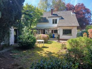 Deze woning geniet van een zeer gegeerde ligging nabij scholen, winkels en openbaar vervoer. Een ideale opportuniteit voor wie ruimte, potentieel...