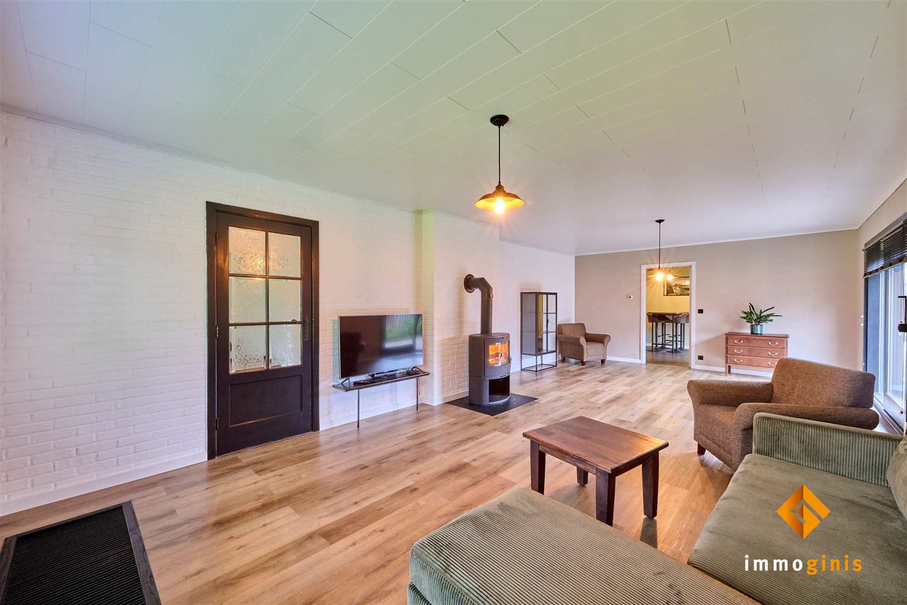 Verrassend ruime, gelijkvloerse woning met 3 slaapkamers en inpandige garage op een mooi perceel van 12a55ca!  - foto 2