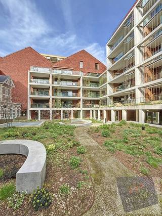 Bent u op zoek naar een comfortabele assistentiewoning waar zelfstandig wonen, veiligheid en ondersteuning centraal staan? Ontdek deze ruime assistentiewoning in Residentie Ursulinenhof, gelegen in het centrum van Hasselt en op wandelafstand van tal van voorzieningen.<br /><br />De assistentiewoning werd gerealiseerd in 2015 en beschikt over een oppervlakte van ca. 86 m². De woning is praktisch en toegankelijk ingedeeld en biedt een aangename woonomgeving met veel natuurlijk licht.<br /><br />Bij het betreden van de woning komt u terecht in een ruime en lichtrijke leefruimte met een open, ingerichte keuken. De grote raampartijen geven rechtstreeks toegang tot het zuidoostgerichte terras, vanwaar u geniet van een aangenaam uitzicht op de verzorgde binnentuin van de residentie.<br /><br />Verder beschikt de woning over een ruime slaapkamer en een volledig uitgeruste, rolstoeltoegankelijke badkamer. Daarnaast zijn er een afzonderlijk gastentoilet en een praktische berging/wasruimte aanwezig.<br /><br />Een privatieve kelderberging is inbegrepen in de verkoop. Daarnaast bestaat de mogelijkheid om een autostaanplaats aan te kopen voor € 45.000.<br /><br />Als assistentiewoning combineert deze eigendom zelfstandig wonen met de mogelijkheid tot ondersteuning en dienstverlening binnen de residentie. Hierdoor vormt ze een interessante keuze voor wie comfortabel en toekomstgericht wil wonen in het centrum van Hasselt.<br /><br />Ook op energetisch vlak scoort de woning goed, met een EPC van 70 kWh/m². De elektrische installatie is bovendien conform.<br />De centrale ligging vormt een bijkomende troef. Winkels, horeca, openbaar vervoer en andere dagelijkse voorzieningen bevinden zich op wandelafstand, waardoor u hier comfortabel kunt wonen met alles binnen handbereik.<br /><br />Deze assistentiewoning is zowel interessant voor eigen bewoning als voor investeerders die op zoek zijn naar specifiek zorgvastgoed op een centrale locatie in Hasselt.<br /><br />Bent u benieuwd naar deze assistentiewoning in Residentie Ursulinenhof?<br />Neem gerust contact op met Meyers Vastgoed voor meer informatie of een bezichtiging ter plaatse.