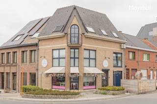 <p>Dit karaktervol hoekpand is gelegen op het hoogste punt van Wetteren, op wandelafstand van het bruisende stadscentrum, nabij supermarkten , restaurants, openbaar vervoer, scholen en winkelstraten. Deze eigendom biedt een unieke combinatie van <strong>commerciële mogelijkheden en comfortabel wonen</strong>, ideaal voor wie werk en privé graag combineert. Het gelijkvloers beschikt over een <strong>ruime handelsruimte</strong>, perfect geschikt voor een winkel, kantoor of vrij beroep. Dankzij de mogelijkheid om een <strong>extra ingang te creëren</strong>, kan de commerciële en private zone desgewenst volledig gescheiden worden, een mooie troef voor toekomstig gebruik. Boven de handelsruimte ligt een <strong>stijlvol duplexappartement</strong><strong> </strong>met een<strong> lichtrijke </strong><strong> leefruimte</strong><strong>, </strong><strong>moderne keuken</strong><strong>, drie</strong><strong> slaapkamers</strong><strong>, </strong><strong>badkamer</strong><strong> </strong>en<strong> </strong><strong>twee aparte toiletten</strong>.<strong> </strong>Achteraan vind je een <strong>klein terras</strong> met een <strong>mooi uitzicht over de stad.</strong> Het pand beschikt tevens over een garage. Kortom: dit pand combineert <strong>centrale ligging</strong>, <strong>functionele ruimtes</strong> en <strong>wooncomfort</strong> tot een aantrekkelijke investering of ideale woon-werkcombinatie.</p>
