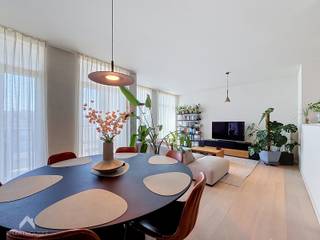 <p>Gelegen in een kleinschalig gebouw met slechts 7 appartementen geniet u van privacy, comfort en veel natuurlijk licht. Energiezuinig (EPC A) dankzij 3 zonnepanelen, centrale verwarming, hoogrendementsketel (aardgas), uitstekende isolatie, zonwerend hoogrendementsglas en ventilatiesysteem D.<br /><br />Dit kwalitatieve appartement (2021) omvat een inkomhal met gastentoilet en vestiaire, een lichtrijke leefruimte met hoge ramen en open zichten, een volledig uitgeruste keuken met hitte- en krasbestendig werkblad en aansluitende berging, 2 volwaardige slaapkamers (waarvan één ingericht als bureau met dressing), een badkamer met inloopdouche en een praktische was-/bergruimte. Afwerking met halfmassief parket, laminaat en keramische tegels. Op het overdekte terras geniet u de hele dag van de zon.<br />Het gebouw beschikt over een lift, een ruime fietsenberging en een aparte afvalberging. Achter het perceel bevindt zich parkeergelegenheid met slagboom en badgesysteem.<br /><br />Toplocatie (Mobiscore 8,8/10): op wandel- en fietsafstand van winkels, horeca, scholen en ontspanning, met vlotte verbinding naar openbaar vervoer, E40, E17 en R4. Diverse laadpalen in de buurt.<br />Ook interessant als investeringspand dankzij de sterke aantrekkingskracht op de huurmarkt.</p>
<p>Troeven:</p>
<ol>
<ul>
<li>Energiezuinig, 3 zonnepanelen</li>
<li>Conforme elektrische keuring en parlofoon</li>
<li>Half-massief parket (leefruimte/inkom)</li>
<li>Lichtrijk, open zichten en hoge plafonds</li>
<li>Instapklaar en kwalitatieve afwerking</li>
<li>Kleinschalige residentie (7 appartementen)</li>
<li>Lift, gemeenschappelijke fietsen- én afvalberging</li>
<li>Parkeergelegenheid</li>
</ul>
</ol>
<br />Te koop zonder makelaar via Smart Houses. Wenst u meer informatie of een bezoek? Contacteer rechtstreeks de eigenaar sacallew@gmail.com of +32470384827