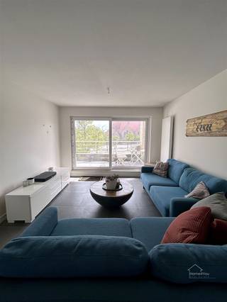 <p><strong>Bemeubeld duplexappartement in hartje Oostende te huur!</strong></p><p>Indeling</p><p>Gelijkvloers: eigen inkomdeur vanuit de gemeenschappelijke inkomhal, met een privatieve trap naar het appartement.</p><p>Eerste verdieping: inkomhal met berging en vestiaire, apart toilet en een zithoek aan de voorzijde. De zithoek geeft uit op een groot terras op het zuiden. Aan de achterzijde ligt een ruime eetkamer met open keuken. De keuken is volledig uitgerust met oven, kookplaat, dampkap, koelkast en voldoende kastruimte.</p><p>Tweede verdieping: nachthal, twee volwaardige slaapkamers (één aan de voorzijde, één aan de achterzijde met ingebouwde kasten), badkamer en een berging met boiler.</p><p>Daarboven bevindt zich nog een zolder voor extra bergruimte en zonnepanelen!</p><p>Troeven:<br />- Groot terras (zuidgericht)<br />- Ruime eetkamer met open, volledig uitgeruste keuken<br />- Twee volwaardige slaapkamers<br />- Alle meters apart<br />- Bemeubeld</p><p>Huurprijs: 1.400 euro per maand (inclusief nutsvoorzieningen). Geen garage of autostaanplaats.</p><p>EPC: 347 kWh/m² per jaar, label D<br />Unieke code: 20240425-0003220785-RES-1</p><p>Interesse of een bezoek plannen? Stuur gerust een bericht.</p>
