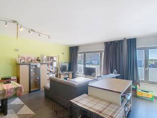 <p>Dit ruime appartement met 2 slaapkamers te huur in Herent biedt een aangename combinatie van comfort, functionaliteit en een rustige ligging met uitzicht op de omliggende velden. Dankzij de doordachte indeling, de buitenruimte en de praktische voorzieningen vormt dit appartement een ideale woonplek voor wie op zoek is naar comfortabel wonen nabij Leuven.</p><p></p><p>Bij het betreden van het appartement kom je terecht in een ruime en lichtrijke living met open keuken. Deze gezellige leefruimte vormt het centrale hart van de woning en biedt voldoende plaats voor een comfortabele zithoek en een ruime eetplaats. De open keuken sluit naadloos aan op de leefruimte en creëert een aangenaam gevoel van openheid. Aansluitend bevindt zich een gesloten berging die extra opslagruimte biedt voor voorraad, huishoudtoestellen en dagelijkse benodigdheden.</p><p></p><p>Het appartement beschikt over twee volwaardige slaapkamers die flexibel kunnen worden ingericht als slaapkamer, kinderkamer, bureau of hobbyruimte. De badkamer is praktisch ingericht en sluit perfect aan bij het comfort van de woning.</p><p>Een van de grote troeven van dit appartement is het terras met open uitzicht op de velden. Hier geniet je in alle rust van de buitenlucht en een groene omgeving, ver weg van de dagelijkse drukte.</p><p></p><p>Daarnaast beschikt het appartement over een garage, een ruime kelderberging en de mogelijkheid om buiten te parkeren. Deze extra voorzieningen zorgen voor een hoog gebruiksgemak en voldoende opslag- en parkeermogelijkheden.</p><p></p><p>De ligging in Herent is bijzonder aantrekkelijk dankzij de combinatie van rust en bereikbaarheid. Winkels, openbaar vervoer, scholen en belangrijke verbindingswegen bevinden zich binnen handbereik. Bovendien bereik je Leuven vlot, wat deze locatie interessant maakt voor pendelaars en iedereen die graag dichtbij stedelijke voorzieningen woont zonder in te boeten aan woonkwaliteit.</p><p></p><p>De maandelijkse huurprijs bedraagt 1.050 euro. Daarnaast is er een provisie van 95 euro per maand voor de gemeenschappelijke kosten en een voorschot van 160 euro per maand voor gas en water. Elektriciteit wordt individueel afgerekend.</p><p></p><p>Ben je op zoek naar een ruim appartement met 2 slaapkamers, terras, garage en uitzicht op het groen in Herent? Plan nu je bezoek via www.living-stone.be! </p>