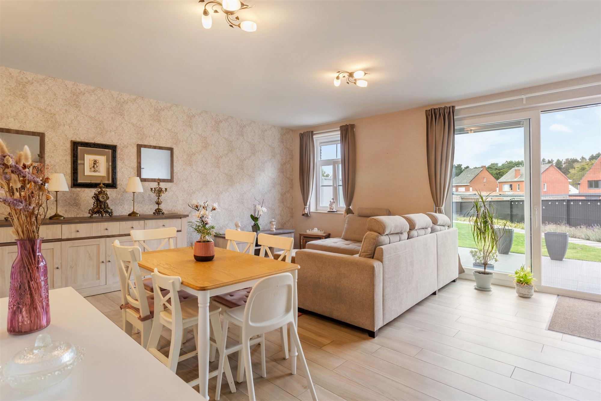 RECENT GELIJKVLOERS APPARTEMENT MET BIJHOREND TERRAS EN RUIME PRIVATE TUIN GELEGEN TE MEERHOUT - foto 4