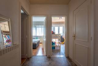<p><span>Ontdek dit instapklare appartement op een uitstekende locatie, vlak bij het centrum van Kapellen. Gelegen op de eerste verdieping van een rustig gebouw, geniet u hier van een aangename woonomgeving met alle voorzieningen binnen handbereik.</span></p>
<p><span>Bij het betreden van het appartement komt u in de inkomhal met gastentoilet. De lichtrijke woonkamer sluit naadloos aan op de volledig uitgeruste keuken, die voorzien is van alle hedendaagse comfort. Verder beschikt het appartement over twee volwaardige slaapkamers en een aparte bureauruimte, ideaal voor wie van thuis uit werkt. Eén van de slaapkamers biedt bovendien rechtstreeks toegang tot het terras.</span></p>
<p><span>De badkamer is uitgerust met een douche en een lavabo. Daarnaast beschikt u over een praktische kelderberging en een gesloten garagebox. Extra troeven zijn de rolluiken en vliegenramen aan de ramen, die zorgen voor extra comfort.</span></p>
<p><span>Interesse? Neem gerust contact met ons op voor meer informatie of een bezichtiging via </span><strong><span>03/568.03.03</span></strong><span> of </span><strong><span>info@vastgoed03.be</span></strong><span>.</span></p>