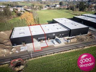 Deze KMO-unit (nr 1.2) van 248 m² met een buitenruimte van 103 m² is gelegen in het nieuwe KMO park Hardel aan de Blaarstraat in Tongeren.De...