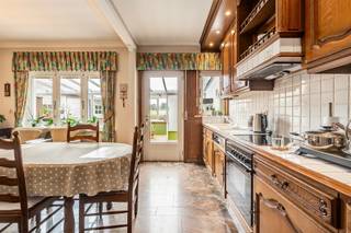 <p><span>Deze </span><span>solide, te renoveren woning</span><span> is gelegen nabij de dorpskern van Idegem (Geraardsbergen), op een perceel van 532m².</span></p><p><span>Deze vrijstaande woning uit 1964 wordt nog steeds bewoond door de eerste eigenaars, is steeds </span><span>piekfijn onderhouden</span><span> en werd opgebouwd, ingericht met kwalitatieve materialen. </span></p><p><span> </span></p><p><span>Deze woning valt voornamelijk op door zijn volumes. Op het gelijkvloers treffen we een ruime leefruimte, keuken, veranda, badkamer en inpandige garage. De eerste verdieping beschikt over 4 slaapkamers. Een vaste trap verleent toegang tot de tweede verdieping, dewelke één grote ruimte betreft onder het dakvolume van circa 55m². Deze ruimte kan op verschillende manieren benut worden, hetzij als extra kamer, hobbyruimte, bureau,... Ook een praktische, droge kelder is voorhanden. De ramen werden vernieuwd in 2012 en beschikken allen over rolluiken + het hoofddak werd reeds geïsoleerd en is in een goede staat. De verwarming verloopt elektrisch/stookolie, er is geen CV op de verdiepen. In de tuin is het aangenaam genieten, maar een weids zicht op de achterliggende velden. Deze woning verkeerd algemeen in een structureel goede staat, maar dient aangepast te worden naar de hedendaagse woonnormen en -comfort. </span></p><p><span> </span></p><p><span>Het pand is beschikbaar bij akte. Interesse? Contacteer uw makelaar Michel voor een bezoek: 09/225.00.78.</span></p><p><span> </span></p><p><span>Renovatieplicht: Ja</span></p><p><span> </span></p>