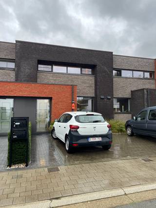 Moderne nieuwbouwwoning met 3 slaapkamers nabij het centrum van Lembeke. Ideale gezinswoning.Woning is TIP-TOP afgewerkt. Keuken is voorzien van alle...