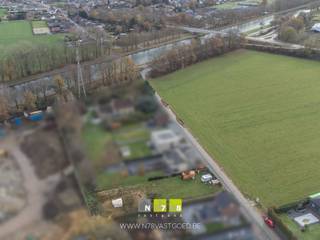 <strong>BOUWGROND VOOR OPEN BEBOUWING OP EEN PERCEEL VAN 10A86CA TE DILSEN.<br /><br /></strong><strong>TROEVEN<br /></strong><span>- Rustige ligging.<br /></span>- Inclusief goedgekeurde bouwplannen; de b<span>ouwvergunning werd reeds verleend in 2024.<br /><br /></span><strong>VERGUNNING VERLEEND OP 23/02/2024</strong><br />Voor dit onroerend goed gelegen aan de Kruishoefstraat 8A te 3650 Dilsen-Stokkem werd op 23 februari 2024 een omgevingsvergunning verleend voor het bouwen van een eengezinswoning, een zwembad, een wadi en een buitenberging/carport. <span>Deze vergunning én goedgekeurde bouwplannen kunnen ingekeken worden, enkel tijdens afspraak op ons kantoor.<br /><br /><strong>RENDERS</strong><br />De gepubliceerde 3D-renders werden voorzien door architect Joris Roex.<br /><br /><strong>STEDENBOUWKUNDIGE VOORSCHRIFTEN</strong><br />Voor dit perceel zijn geen BPA-, RUP- of verkavelingsvoorschriften van toepassing. De algemene bouwvoorschriften zijn als volgt:<br />• Max. bouwdiepte gelijkvloers max. 17m. Indien er vanuit het ontwerp nood is aan een iets grotere bouwdiepte, kan hier beperkt en gemotiveerd van afgeweken worden. Dit moet voorafgaand aan de dienst Omgeving voorgelegd worden.<br />• Max. bouwdiepte verdieping max. 12m.<br />• Max. bouwhoogte 2 bouwlagen.<br />• Dakvorm vrije keuze (plat of hellend).<br />• Afstand tot de laterale perceelsgrens is min. 3m.<br />• Inplanting voorgevel min. tussen de woningen nr. 8 en 10.<br />• Elk ontwerp moet voldoen aan onze verordening wonen: https://www.dilsen-stokkem.be/verordening-wonen.<br />• Max. grootte van de bijgebouwen is 75m².<br /><br />Bekijkt u deze advertentie via een aanverwante vastgoedsite, surf dan zeker naar onze website www.N78vastgoed.be voor een uitgebreide beschrijving en foto's. Meer info: +32 (0)89 86 18 88 of info@N78vastgoed.be.</span><strong><br /></strong>