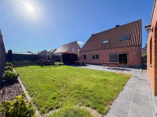 <span><span><strong>1ste bezoekdag woensdag 1 juli! Inschrijven kan via www.nobels.be onder referentienummer 4389764.</strong></span></span><br /><br />ENERGIEZUINIGE OPEN BEBOUWING, gelegen in een RUSTIGE DOODLOPENDE STRAAT nabij het CENTRUM van Ronse. Deze woning, gebouwd in 2012, combineert een HEDENDAAGS WOONCOMFORT met een PRAKTISCHE INDELING en beschikt over een GUNSTIG EPC-LABEL B, waardoor u geniet van een ENERGIEZUINIGE EN TOEKOMSTGERICHTE WOONERVARING. Met een BEWOONBARE OPPERVLAKTE van ca. 205 m² biedt deze eigendom meer dan voldoende ruimte voor het HELE GEZIN. De RUSTIGE LIGGING vormt een absolute troef, terwijl winkels, scholen, openbaar vervoer en andere voorzieningen zich op KORTE AFSTAND bevinden.<br />De indeling gaat als volgt: via de inkomhal met gastentoilet heeft u toegang tot een aparte bureauruimte, momenteel ingericht als speelkamer, ideaal voor thuiswerk of hobby's. Verder betreedt u de lichtrijke woonkamer met landelijk ingerichte open keuken, die dankzij de grote raampartijen een mooi zicht biedt op de tuin. Aansluitend bevindt zich een praktische berging/wasplaats. Op de 1ste verdieping geeft de nachthal toegang tot 3 volwaardige slaapkamers, waarvan één met dressing, en een ingerichte badkamer.<br />Buitenshuis beschikt deze woning over een mooi aangelegde tuin, een ruim zonneterras, een brede oprit en een aparte garage, wat zorgt voor extra comfort en parkeermogelijkheden.<br /><br />Adres: Watkynestraat 7 te Ronse<br /><br />EPC: 136kWh/m², G-score A en P-score B, Geen renovatieverplichting van toepassing, Bestuursmaatregelen in het maatregelenregister: Neen