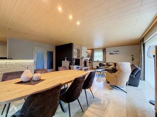 <p>Karaktervolle vrijstaande gelijkvloerse woning op een perceel van 649 m², rustig gelegen op slechts 500 m van het centrum van Sint-Eloois-Winkel en op vijf minuten van het AZ Delta-complex en de E403. De woning omvat een ruime inkomhal met vestiaire en apart gastentoilet, bureauruimte die ook als slaapkamer kan dienen en een lichtrijke leefruimte met eet- en zithoek met inbouwcassette (houtverwarming) .<br /><br />Aansluitend is er een open keuken met ontbijthoek en toegang tot de veranda, twee terrassen en de tuin. Verder beschikt de woning over een inpandige garage, oprit, carport en ruime tuinberging die ook als tweede garage kan worden gebruikt. <br /><br />Het slaapgedeelte omvat 3 slaapkamers, waarvan één momenteel als dressing is ingericht, en een badkamer met douche, lavabomeubel en tweede toilet. Via de vaste trap bereikt u de ruime zolder, waar nog 3 of 4 slaapkamers of een hobbyruimte kunne worden ingericht.</p>
<p>Extra troeven:</p>
<ul>
<li>Perceel van 649 m²</li>
<li>Zuidgerichte tuin</li>
<li>3 à 4 slaapkamers</li>
<li>Inpandige garage, carport en oprit</li>
<li>Ruime tuinberging/tweede garage</li>
<li>Ruime zolder met extra mogelijkheden</li>
<li>Karaktervolle woning</li>
<li>Rustige ligging nabij voorzieningen</li>
<li>Snelle verbinding naar E403 en AZ Delta</li>
</ul>
<p>Deze woning is te koop ZONDER makelaar via het concept van Smart Houses! Wenst u verdere inlichtingen of een bezoek? Contacteer rechtstreeks de eigenaar via +32472259622 of +32497597234</p>