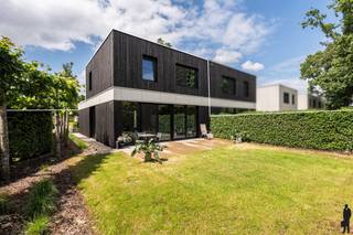 <strong>Verkaveling "De Bleeken": Laatste halfopen energieneutrale woning (aan registratierechten !!), op een zeer centrale locatie nabij Postel, Turnhout, Oud-Turnhout en de Nederlandse grens (nl. in het gezellige Retie). Gelegen in de dichte nabijheid van dorpskern Retie en de natuuromgeving van Provinciaal Groendomein Prinsenpark. Bovendien op enkele autominuten van de Europese school te Mol en de snelweg Eindhoven-Antwerpen (E34). <br /><br />Dit unieke, ecologische project werd gebouwd naar een ontwerp van het vermaarde architectenbureau AIM (Architects In Motion) en bestaat in totaal uit 5 circulaire nieuwbouwwoningen. De basis is houtbouw, gecombineerd met een afwerking met CircuWallPanels en Equitone gevelpanelen. Voor de gevels, daken en vloeren zijn uitsluitend ecologische materialen gebruikt, en het hout springt zowel binnen als buiten in het oog, met als resultaat een warm en eigentijds ontwerp. Deze woningen zijn klaar voor de toekomst en uiterst elegant en stijlvolt afgewerkt. Geavanceerde technieken bij de isolatie, warmtepompen, zonnepanelen, etc. zorgen voor een maximum E-peil van 30. <br /><br />De geadverteerde prijs is exclusief notariskosten en onderhevig aan registratierechten (GEEN BTW te betalen!)<br /></strong><br /><span><span>Indeling gelijkvloers</span>:</span><br /><span>U betreedt de woning via de inkomhal met vestiaire en gastentoilet. Vervolgens stapt u binnen in de lichte en open leefruimte, waar moderne architectuur en natuurlijke (houten) elementen samenkomen. De grote ramen zorgen voor een overvloed aan natuurlijk licht en creëren - in combinatie met de houten structuren - tegelijk een warme, uitnodigende sfeer. Het hart van de woning is de woonkamer die naadloos overgaat in de moderne leefkeuken met aanpalende koele berging. Deze keuken is volledig uitgerust met hoogwaardige inbouwapparatuur en een handig en ruim kookeiland. De lichte leefruimte geeft bovendien toegang tot het zuidoost georiënteerde terras. Dit is de ideale plek om vrienden en familie te ontvangen en te genieten van gezellige avonden.</span><br /><br /><span><span>Indeling verdieping</span>:</span><br /><span>De vaste houten trap brengt u naar de bovenverdieping. Er is tevens een praktische berging onder deze trap. De bovenverdieping beschikt over 3 volwaardige slaapkamers, elk ontworpen met oog voor stijl en comfort. De stijlvolle doch functionele badkamer is voorzien van zowel douche als ligbad en een dubbele wastafel die voldoende ruimte biedt voor dagelijks routines. Overal zijn duurzame, kwaliteitsvolle materialen gebruikt. Er is tot slot nog een apart toilet in de nachthal.</span><br /><br /><span><span>Buitengebeuren</span>:</span><br /><span>Aan de voorzijde is er private parkeergelegenheid, waarvan één overdekte plaats. Fietsen en containers stalt u uit het zicht in daarvoor voorziene buitenberging. De fraai aangelegde, private tuinen zijn voorzien van een groot zonneterras, omheind en georiënteerd op het zuidoosten.<br /><br /><span>Bijzonderheden</span>:<br /></span>Uiterst energiezuinig (<strong>BEN</strong>-woning)<br />Nabij Provinciaal Groendomein Prinsenpark<br />Nabij Nederlandse grens (E34 - Eindhoven &amp; Antwerpen)<br />Nabij de Europese school te Mol<br />Nieuwbouw aan <strong>registratierechten (!)</strong>