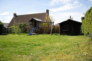 Ruime villa op gegeerde ligging te Loppem<br /><br />Ontdek deze charmante en lichtrijke gezinswoning met 4 slaapkamers, gelegen op een mooi perceel van 741 m². De woning bevindt zich in een rustige, doodlopende straat en geniet van een zeer gunstige ligging. Met een EPC-label D (302 kWh/m²) biedt deze woning bovendien een sterke basis voor verdere optimalisatie.<br /><br />Bij het betreden van de woning komt u binnen in een ruime inkomhal met vestiaire en een apart gastentoilet. Verder wordt u verwelkomd in de leefruimte die baadt in natuurlijk licht dankzij de grote raampartijen. De gezellige woonkamer met salon en pelletkachel vormt de ideale plek om tot rust te komen. De functioneel ingerichte keuken biedt alle nodige comfort en ruimte voor het dagelijkse gezinsleven. Aansluitend vindt u een aparte wasruimte met een afzonderlijke doucheruimte.<br /><br />Op de bovenverdieping bevinden zich vier volwaardige slaapkamers, elk met voldoende ruimte en mogelijkheden, evenals een badkamer uitgerust met een comfortabel ligbad. Daarnaast beschikt de woning over een ruime zolder.<br /><br />Ook buiten heeft deze woning heel wat te bieden. De ruime, zuidgerichte tuin is een echte troef en perfect om te genieten van zonnige dagen. Voor kinderen is er volop speelplezier dankzij het aanwezige speelhuisje en de schommel. Door de rustige, doodlopende straat is dit een waar speelparadijs. Het zonnige terras zonder inkijk nodigt uit tot ontspannen momenten in alle rust.<br /><br />Praktisch comfort is verzekerd met een carport, garage en een ruime oprit met plaats voor meerdere wagens. Bovendien zorgen de warmtepomp en 16 zonnepanelen voor een lagere energiefactuur. De pelletkachel zorgt bij koudere dagen voor een gezellige warmte.<br /><br />Kortom, een ideale gezinswoning met veel potentieel, op een rustige en aangename locatie.<br /><br />Deze woning wordt te koop aangeboden door de eigenaars. Makelaars en bouwfirma's gelieve zich te onthouden.<br /><br />Plan een bezoek in via +32498134741