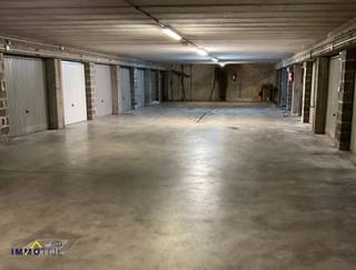 Ondergrondse garagebox (G20) gelegen in Residentie “De Marlier”.De box zelf is ongeveer 2,7m breed en 6m diep. Algemene toegang tot alle garageboxen...