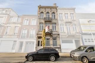 De woning valt direct op door de hoge plafonds en de authentieke elementen die doorheen het hele pand bewaard zijn gebleven.De indeling van dit...