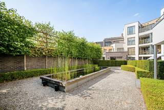 Dit topklasse appartement is gelegen in kleinschalig complex op wandelafstand van de Grote Markt. Het appartement omvat een inkomhal, riante woonkamer op parket, keuken, berging, 2 slaapkamers, badkamers met inloopdouche, bad, dubbele wastafel en toilet en een zongericht terras. In de ondergrondse garage is een garagebox. <br /><br />Indeling:<br />Via de inkomhal is er enerzijds toegang naar de leefruimtes en anderzijds naar het slaapgedeelte.<br />De woonkamer is licht, ruim en afgewerkt met een prachtige parketvloer. Aansluitend aan deze woonruimte bevindt zich een aangenaam terras met zicht op de binnentuin. De keuken beschikt over een spoel- en werkeiland en is voorzien van inbouwtoestellen zoals afwasmachine, combi-oven, koelkast met vriesvak en een keramische kookplaat. <br /><br />Het slaapgedeelte omvat 2 slaapkamers en een luxe badkamer met bad, inloopdouche, toilet, dubbele wastafel en handdoekwarmer. <br /><br />Ondergrondse garagebox optioneel bij aan te kopen aan €28.000.<br /><br />Bijzonderheden:<br />* Modern ontwerp met een prachtige architectuur. <br />* Centraal gelegen in het centrum van Turnhout<br />* Duurzame materialen en hoogwaardige kwaliteit <br />* Binnentuin met waterpartij<br />* Luxe en rust in het centrum van de stad!<br />* Conforme elektrische keuring