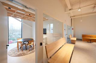 Newly built offices from 284 to 1254m² with an excellent location close to the Brussels Ring and the Erasmus hospital in Anderlecht. E-Health Valley' was built to create an ecosystem of partners from business, healthcare &amp; technology. The building was equipped with the latest techniques to guarantee maximum safety and comfort to the users (including alp active antimicrobial ventilation).<br />Each floor of +-500m2 is modular and offers many layout options and flexibility for optimal working comfort. They each benefit from exceptional natural light and offer nice views of the surrounding area.<br />The building is located in the "Research Alley" in Erasmus, an area dedicated to research &amp; innovation in healthcare. Within walking distance of the Erasmus Hospital, the Bordet Institute and several pharmaceutical companies, as well as direct access to the Erasmus metro station in Brussels. In combination with ample parking possibilities at and in the immediate vicinity of the building, we can speak of exceptional accessibility.<br />The auditorium in the building can be used for events for up to 100 people. Part of the building is already fully furnished, other parts can still be customised.