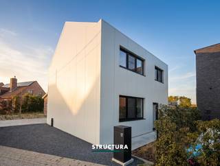 BEZOEKEN ZIJN ENKEL IN TE PLANNEN ONLINE VIA ONZE WEBSITE www.structura.bePrachtige energiezuinige woning TE HUUR in een rustige straat te...