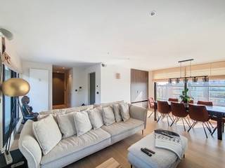 <p><strong>Bekijk het 360° virtuele bezoek op www.living-stone.be en plan er je bezoek in.<br /></strong><br />Prachtige penthouse met 2 kamers en een prachtig terras van 145m².<strong><br /></strong>Gelegen op de 5e verdieping - directe toegang in het appartement met de lift.<br /><br />Dit appartement omvat een inkomhal met ingebouwde kasten, een eet-en woonruimte in parket met aansluitend een open, volledig geïnstalleerde keuken, een apart toilet, een badkamer met dubbele lavabo, ligbad en inloopdouche en 2 slaapkamers.<br />Tevens beschikt het appartement over een privatieve kelder en een autostaanplaats in de gemeenschappelijke garage.<br /><br />Deze penthouse geniet veel lichtinval en is afgewerkt met hoge kwaliteit.<br />Het appartement is volledig omringd door terrassen. Het grote terras is voorzien van een elektrische zonneluifel.<br />Alle ramen zijn voorzien van vliegenramen.<br /><br /><strong>Beschikbaar vanaf 01/12/2026. </strong>Maandelijks <strong>€ 220 </strong>provisie voor het onderhoud van de gemene delen en voorschot water en verwarming.<br /><br />EPC 294 kWh/m² (klasse C)</p>