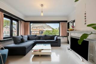 Indeling als volgt:<br /><br />GELIJKVLOERS:<br />We betreden de woning via de inkomhal die uitgeeft naar de keuken en leefruimte.<br />De ruime leefruimte op gietvloer (ca. 34m²) beschikt over veel natuurlijk lichtinval en een fijne connectie met de tuin door de grote raampartijen.<br />De open keuken (ca. 10m²) sluit naadloos aan op de leefruimte en is voorzien van alle comfort: elektrisch kookvuur, dampkap, koelkast, diepvries, vaatwasser, oven en voldoende kastruimte.<br />De achterinkom voorziet nog in een apart toilet met douchecabine. Kids die buiten gespeeld hebben en even opgefrist moeten worden? Geen enkel probleem!<br />Verder vinden we nog een gelijkvloerse slaapkamer terug.<br /><br />EERSTE VERDIEPING:<br />De ruime nachthal geeft uit op twee slaapkamers (ca. 25m² - 12m²).<br />De badkamer beschikt over een douche en dubbel wandmeubel.<br />Verder vinden we veel extra bergruimte terug op deze verdieping.<br /><br />TWEEDE VERDIEPING:<br />Via de vaste trap komen we op de zolderverdieping die volledig afgewerkt werd en onderverdeeld in nog twee extra slaapkamers van ca. 16m².<br /><br />Diversen:<br />- Zeer goed EPC!<br />- Volledig omheinde tuin<br />- Volledig onderkelderd (ca. 80m²)<br />- Vloerverwarming<br />- 27 zonnepanelen<br />- Rolluiken aanwezig<br /><br />(ver-)Kopen of (ver-)huren in Kalmthout, Essen en omstreken?<br />Met vragen kan u altijd bij ons terecht! <br />Dewaele Vastgoed Kalmthout<br />Dewaele vastgoed met advies.<br /><br /><br />Bestuursmaatregelen in het maatregelenregister: nee