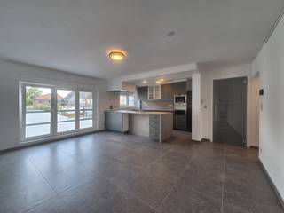 <p><span>Op een uitzonderlijk rustige locatie, pal naast het bos van Wetteren, bevindt zich dit volledig gerenoveerde appartement op de eerste verdieping (geen lift). Dankzij de hoogwaardige afwerking, de nieuwste technieken en het uitstekende wooncomfort is dit de ideale thuis voor wie op zoek is naar een energiezuinige en instapklare woning.</span></p><p><span>Via de inkomhal komt u terecht in de lichtrijke leefruimte met een volledig uitgeruste open keuken, voorzien van alle hedendaagse toestellen. De moderne badkamer beschikt over een dubbele lavabo met badkamermeubel, een ligbad én een ruime inloopdouche. Daarnaast is er een apart gastentoilet met lavabo.</span></p><p><span>Het appartement beschikt over twee slaapkamers. De tweede kamer kan eveneens perfect ingericht worden als dressing, bureau of hobbyruimte, afhankelijk van uw woonbehoeften.</span></p><p><span>Ook op technisch vlak blinkt dit appartement uit:</span></p><ul><li><span>Vloerverwarming in de leefruimte, keuken, badkamer en berging voor een aangenaam en gelijkmatig wooncomfort.</span></li><li><span>Individuele zonnepanelen (7 panelen – 2.555 Wp) die bijdragen aan een lagere energiefactuur.</span></li><li><span>Ventilatiesysteem type D voor een gezond en comfortabel binnenklimaat.</span></li><li><span>Alle ramen zijn voorzien van driedubbele beglazing, vliegenramen en elektrisch bediende rolluiken.</span></li></ul><p><span>Bovendien geniet u van tal van praktische voorzieningen zoals een gemeenschappelijke pakketbrievenbus, een afzonderlijke fietsstalling en parkeergelegenheid op eigen terrein.</span></p><p><span>Onmiddellijk beschikbaar</span></p><p><span> </span></p>