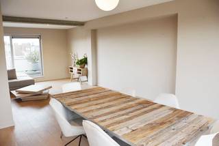 Dit prachtig penthouse appartement met een oppervlakte van 127 m² is gelegen op de vijfde verdieping van een gebouw in het hartje van Kortrijk. Het appartement heeft zowel aan de voorzijde als aan de achterzijde (via de leefruimte of de keuken) toegang tot een ruim terras (samen 83 m²), ideaal om te genieten van het buitenleven. Het beschikt tevens over een ruime, gezellige leefruimte (massief parket) met veel natuurlijk licht, een open (volledig) ingerichte keuken (koken op gas, dampkap, oven, koelkast met vriesvakken en vaatwasmachine), 3 slaapkamers (massief parket), een ingerichte badkamer (douche, ligbad en een dubbele lavabo), een gastentoilet en een technische ruimte.  Voor wie zich in het centrum regelmatig met de fiets verplaatst is er ook nog een fietsenberging.  Rijdt u niet met de fiets, dan neemt u gewoon de stadsbus met een bushalte pal voor het gebouw.  De slagerij bevindt zich recht tegenover het gebouw en de bakkerij is op 100 m. wandelen.<br /><br /><br /><br /><br /><br /><br /> 