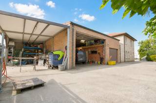 Op zoek naar een eigendom waar wonen en ondernemen perfect gecombineerd kunnen worden? Deze veelzijdige eigendom, gelegen in het industriepark van Ruiselede, biedt een interessante opportuniteit voor zelfstandigen en ondernemers die wonen en werken op één locatie willen samenbrengen.<br />De eigendom bestaat uit een woonhuis met garage en een aanpalende loods.<br />Indeling woning:<br />Op het gelijkvloers betreedt u de woning via de ruime inkomhal. Verder vindt u hier een aangename leefruimte, bureauruimte, keuken en toegang tot het terras en de tuin. In de nabijheid van de loods zijn bovendien een extra toilet en doucheruimte voorzien.<br />Op de eerste verdieping bevinden zich drie slaapkamers, waarvan één beschikt over een eigen badkamer.<br />Loods en buitenruimte:<br />De aanpalende loods biedt heel wat mogelijkheden voor professionele activiteiten en opslag. Achter de loods bevindt zich nog een overdekte opslagruimte en een tuin.<br />De eigendom geniet van een vlotte bereikbaarheid richting het centrum van Ruiselede, Tielt en de E40.<br />Belangrijk: de eigendom is gelegen in industriegebied en niet in woongebied. Uitsluitend residentieel gebruik is bijgevolg niet mogelijk.<br /><br />RICHTRIJS - 569.000 EUR - De vermelde prijs is een richtprijs: ieder bod wordt voorgelegd aan de eigenaars, die al dan niet kunnen ingaan op het voorstel.<br /><br /><br />Contacteer PERSPECTIEF VASTGOED – 7 op 7 bereikbaar – voor meer informatie of een bezoek.<br />Bel 050/550.750 of mail naar info@perspectiefvastgoed.be.