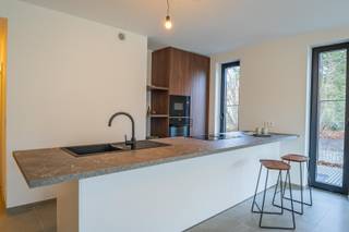 Welkom in de Geeraard De Cremerstraat 133 te Rupelmonde. Dit kleinschalig nieuwbouwproject is gelegen op wandelafstand van de beschikbare winkels en de vele wandel- en fietsroutes die de streek doorkruisen. Maar voor we de streek verder gaan verkennen, gidsen we jou graag naar jouw toekomstig nieuwbouwappartement. Het kan niet anders dan in de smaak vallen. Het appartement is op de gelijkvloerse verdieping gelegen en beschikt over 2 slaapkamers, een knappe badkamer met inloopdouche, een ruime woonkamer, 2 bergingen, een apart gastentoilet, een terras met tuin en een autostaanplaats bovengronds. Bovendien voldoet het aan een E-peil 30, en dit door gebruik te maken van een individuele lucht/water warmtepomp waarbij de warmte wordt afgegeven d.m.v vloerverwarming. Het appartement werd volledig geschilderd, is instapklaar en onmiddellijk beschikbaar. Gem. forfaitaire vaste kosten per maand bedragen 100 EUR.<br /><br /><br /><br /><br /><br /><br /> 