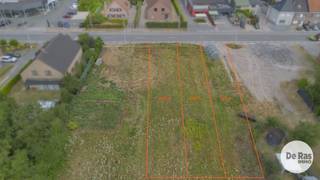 WETTEREN - Op zoek naar een bouwgrond op een centrale locatie? <br /><br />Op de Noordlaan in Wetteren bieden wij deze gesloten bouwgrond te koop aan. Een mooie opportuniteit voor wie op zoek is naar een perceel om een eigen woning te realiseren.<br />De ligging combineert een vlotte bereikbaarheid met de nabijheid van winkels, scholen, openbaar vervoer en andere dagelijkse voorzieningen.<br />Dankzij de ligging in een gesloten bebouwing biedt het perceel mogelijkheden voor wie een woning wil bouwen die optimaal gebruikmaakt van de beschikbare ruimte.<br /><br />Bouwvoorschriften in een notendop:<br />Gesloten bebouwing<br />Bouwdiepte: 16 m (gelijkvloers) en 12 m (verdieping)<br />Max. kroonlijsthoogte: 6m bij hellend dak <br /><br />Een unieke kans om te bouwen in een goed bereikbare buurt!<br /><br />Graag meer info? Contacteer ons via 053/60.65.60.