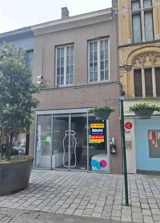 Winkelpand te huur in het centrum op de belangrijkste winkelstraat van Roeselare.Het pand heeft een gelijkvloerse oppervlakte van 150 m² +...