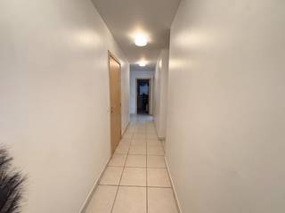 <strong>Geluwe - Zeer mooi appartement gelegen op de tweede verdieping met twee slaapkamers te koop.</strong><br /><br />Op zoek naar een comfortabel appartement op een rustige locatie? Ontdek dit mooie appartement op de tweede verdieping in Geluwe, met <strong>twee slaapkamers</strong>, een <strong>aangenaam terras </strong>en een <strong>praktische indeling</strong>.
<div>
<p><strong>Het appartement omvat:</strong></p>
<ul><li>Een inkomhal</li><li>Een volledig uitgeruste open keuken</li><li>Een ruime en lichtrijke woonkamer</li><li>Een zeer ruime berging met aansluiting voor wasmachine en droogkast</li><li>Een badkamer met douche en ingemaakte kast</li><li>Twee slaapkamers</li><li>Een gezellig terras</li><li>Een afzonderlijk toilet</li></ul>
<p><strong>Extra troeven</strong></p>
<p>Er is een gemeenschappelijke fietsenberging aanwezig.</p>
<p>Een garagebox is afzonderlijk te koop voor <strong>€ 25.000</strong>. Daarnaast is er ook een staanplaats beschikbaar voor <strong>€ 10.000</strong>.</p>
<p><strong>Een ideale woonst voor starters, koppels of wie op zoek is naar een comfortabel appartement met twee slaapkamers en alle nodige voorzieningen.</strong></p>
<p><strong>Interesse?</strong> Neem gerust contact met ons op voor meer informatie of een bezoek ter plaatse!</p>
</div>