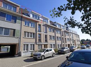 <p><span>Tijdloos en instapklaar bemeubeld appartement op een uitstekende locatie in Hasselt</span></p><p><span>Dit goed onderhouden appartement, gelegen op de derde verdieping, biedt een bewoonbare oppervlakte van ± 67 m². Het is bemeubeld, waardoor het meteen instapklaar is. Dankzij de oriëntatie geniet u hier van een aangename lichtinval. </span></p><p><span>Het woongedeelte bestaat uit een open aaneenschakeling van een zithoek, een eethoek en keuken. </span></p><p><span>Het nachtgedeelte bestaat uit twee slaapkamers, waarvan één met een klein terras, een douchekamer met wastafel alsook een wasmachine en droogkast en een apart toilet. Daarnaast is er nog een praktische opbergzolder.</span></p><p><span>Bij het appartement hoort een ondergrondse kelderberging.</span></p><p><span>Huurprijs: 850 EUR per maand.<br />Gemeenschappelijke kosten: 85 EUR per maand.</span></p><p><span> </span></p>