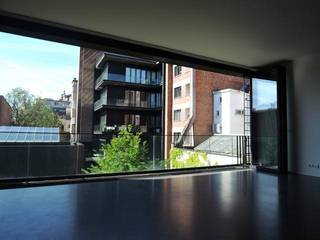 Deze <strong>zonnige loft gelegen nabij het Theaterplein, </strong>munt uit door het hedendaags comfort. <br /><br />De strak aandoende gietvloer van Bolidt werd tot in de doucheruimte doorgetrokken wat het onderhoud beperkt. <strong>De van muur tot muur te</strong> <strong>openen vouwschuifdeuren </strong>vormen elke woonruimte om tot een aangename wintertuin om te genieten van de stilte en het zonlicht in hartje Antwerpen. <br /><br />De woonruimte geeft uit op een groene binnentuin. Omvattende een inkomhal met vestiaire, en apart toilet, living, keuken, 1 badkamer met ligbad, toilet, en lavabo, 2 slaapkamers.<br /><br /><strong>Inclusief kelderberging nr 4. </strong><br /><br />Mogelijkheid tot huren van een <strong>ondergrondse autostaanplaats nr 5 aan 120 EUR / maand </strong>met mogelijkheid om een elektrische laadpaal te installeren. <br /><br /><strong>Troeven: </strong><br /><strong>- Huren via vennootschap is mogelijk</strong><br /><strong>- Energiezuinig met label A</strong>