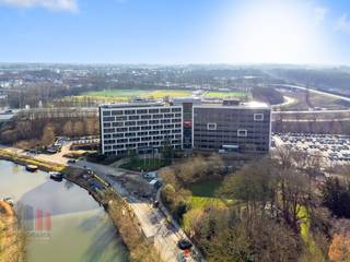 Perfect gelegen kantoorruimte van  676 m² met snelle verbinding naar E40 (3 km) en E17 (1,5 km), alsook de R4 (3 km). Het...