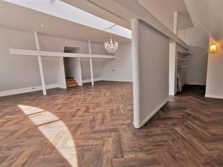 Batiment commercial avec diverses possibilités à un excellent emplacement.Ce bâtiment de 1275m² se compose de :-            Dépot de 897 m² au...