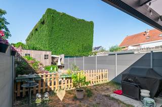 Op een gunstige locatie nabij het centrum van Niel bevindt zich deze ruime en instapklare gezinswoning. De woning werd in 2017 grondig gerenoveerd en combineert een moderne afwerking met bijzonder veel ruimte. Vier slaapkamers, een diepe inpandige garage en een aangename tuin maken dit tot een ideale thuis voor een gezin.<br /><br /><span><span><span><span><span>De woning is te betreden via de inkomhal met apart gastentoilet en handwasser. Vanuit de hal is er rechtstreekse toegang tot de ruime inpandige garage met sectionale poort en de berging. </span></span></span></span></span><br /><br />Achteraan bevindt zich de bijzonder ruime en lichtrijke leefruimte, met voldoende plaats voor een gezellige zithoek en een ruime eetplaats.<span><span><span><span><span> De brede raampartijen zorgen voor veel natuurlijke lichtinval en geven rechtstreeks uit op de veranda. De pelletkachel vormt een gezellige aanvulling en zorgt voor extra warmte tijdens de koudere maanden.</span></span></span></span></span><br /><br /><span><span><span><span><span>De moderne open keuken sluit mooi aan op de leefruimte en beschikt over veel kastruimte en een praktische vaste zitbank. De keuken is uitgerust met een oven, microgolfoven, koelkast en diepvriezer van Siemens, een vaatwasser van Bosch, een inductiekookplaat, een ingebouwde dampkap en een dubbele spoelbak. Een grote lichtkoepel brengt ook aangenaam daglicht binnen.</span></span></span></span></span><br /><br /><span><span><span><span><span>Op de eerste verdieping geeft de nachthal toegang tot twee slaapkamers. Aan de voorzijde bevindt zich de ruime hoofdslaapkamer, terwijl de tweede slaapkamer aan de achterzijde is gelegen. De verzorgde badkamer is uitgerust met een douche, toilet en lavabomeubel. In de nachthal zorgen ingemaakte kasten voor bijkomende praktische bergruimte.</span></span></span></span></span><br /><br /><span><span><span><span><span>De bovenste verdieping werd eveneens volwaardig ingericht en omvat nog twee slaapkamers. Dankzij de dakramen genieten beide kamers van een mooie natuurlijke lichtinval. Een van de kamers beschikt bovendien over ingemaakte kastruimte. In totaal telt de woning dus vier slaapkamers, waarbij de kamers ook flexibel kunnen worden gebruikt als bureau, hobbyruimte of speelkamer.</span></span></span></span></span><br /><br /><span><span><span><span><span>Vanuit de leefruimte is er toegang tot de veranda en de volledig afgesloten tuin. De beplanting zorgt voor de nodige privacy, terwijl de tuinberging achteraan extra opslagruimte biedt.</span></span></span></span></span><br /><br />Troeven:<br />+ Gunstige locatie<br />+ Instapklaar<br />+ Renovatie in 2017<br />+ Inpandige garage<br />+ Geïsoleerd dak<br />+ Veertien zonnepanelen<br /><br />Interesse in dit eigendom? Contacteer ons via 03 337 50 70 of info@vbvastgoed.be voor meer informatie of een bezoek ter plaatse.