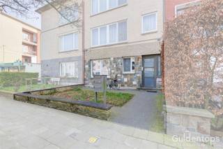 Welkom in dit charmante gelijkvloers appartement van ca. 80 m², rustig gelegen in een de groene en rustige Oosterveldwijk in Wilrijk.De lichtrijke leefruimte sluit naadloos aan op de gezellige stadstuin met houten terras. Deze privatieve buitenruimte is een absolute troef en biedt de perfecte plek om te ontspannen, te genieten van een etentje buiten of gewoon tot rust te komen in het groen.Het appartement beschikt over twee volwaardige slaapkamers, met de mogelijkheid om een derde kamer/dressing of bureau in te richten, afhankelijk van uw noden.De keuken is praktisch ingericht en voorzien van de nodige toestellen. De badkamer is functioneel uitgerust met een douche en een handige was- en droogopstelling.Verder zorgen de warme vloeren en grote raampartijen voor een aangenaam en huiselijk gevoel doorheen het hele appartement.Gelegen op een goed bereikbare locatie, dichtbij winkels, openbaar vervoer en groen, is dit de ideale woonst voor wie comfortabel en rustig wil wonen met alle voorzieningen binnen handbereik.contacteer ons nu voor onze eerste bezoekmomenten