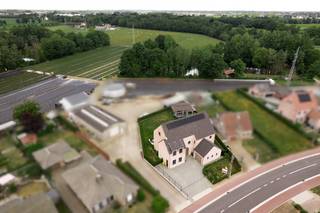 Ontdek deze unieke en energiezuinige royale recente villa gelegen op een prachtig zonnig perceel van 1080 m² in het landelijke en rustige...