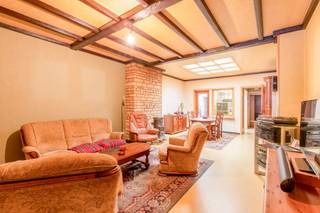 Op het Brugsken in Sint-Niklaas bevindt zich deze te renoveren woning, die tal van mogelijkheden biedt voor wie graag een woning naar eigen smaak wil vernieuwen.<br /><br />Bij het betreden van de woning komt u in de inkomhal. Aan de linkerzijde bevindt zich een extra ruimte die kan dienen als slaapkamer, bureau of praktische berging. Verder loopt u door naar de leefruimte, met aansluitend de keuken en de badkamer. Achteraan beschikt de woning over een overdekte buitenkoer.<br /><br />Op de eerste verdieping bevinden zich twee slaapkamers. Vanuit één van deze kamers is de zolderverdieping bereikbaar, die extra opslagruimte biedt of, mits de nodige renovatiewerken, verder kan worden ingericht.<br /><br />Bent u op zoek naar een renovatieproject waarbij u uw eigen woonideeën kunt realiseren? Dan is deze woning zeker een bezoek waard.<br /><br />Wenst u deze woning graag te bezichtigen? Neem contact op met Emily via het nummer 04 68 30 00 32 of per email via emily@claves.be